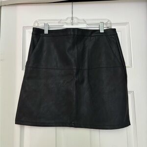Faux leather mini skirt. Black. Size L.